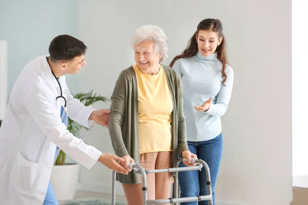 Médico visitando mulher sênior em casa — Fotografia de Stock