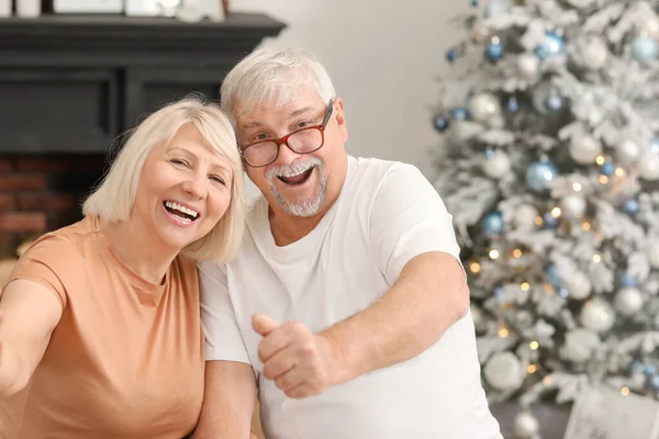 Glad mogen par på julafton hemma — Stockfoto