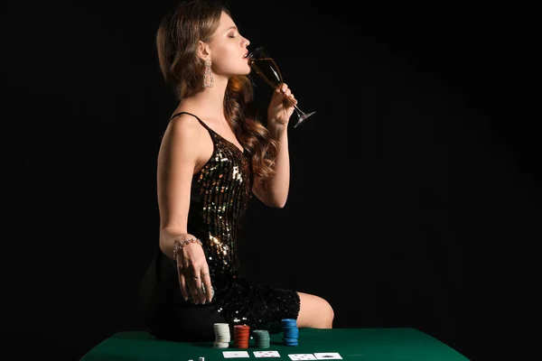 Kobieta gracz siedzi na stole w kasynie — Zdjęcie stockowe