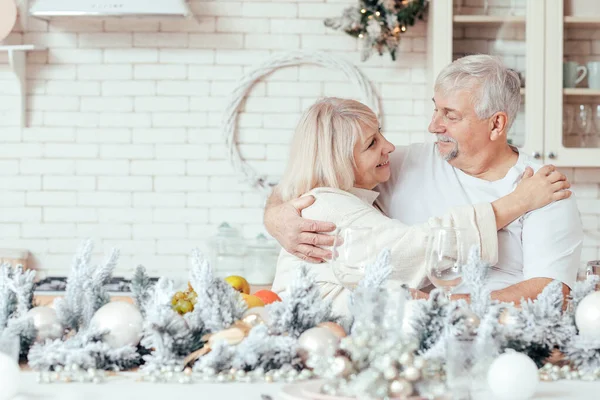 Glad mogen par på julafton i köket — Stockfoto