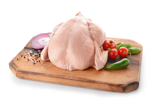 Pollo crudo con especias y verduras sobre fondo blanco — Foto de Stock