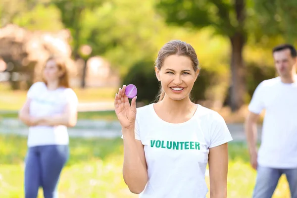 Retrato de una voluntaria con placa al aire libre — Foto de Stock
