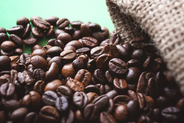 Geröstete Kaffeebohnen auf farbigem Hintergrund, Nahaufnahme — Stockfoto