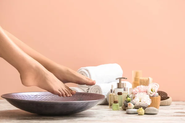 Young woman undergoing spa pedicure treatment in beauty salon — Stock Photo, Image