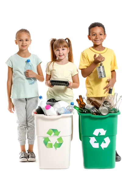 Kleine kinderen en containers met vuilnis op witte achtergrond. Concept van recycling — Stockfoto