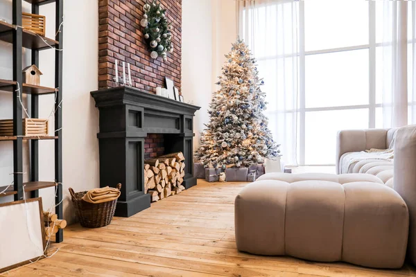 Innenraum des Wohnzimmers für Weihnachtsfeier dekoriert — Stockfoto