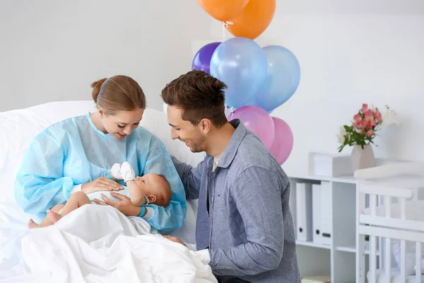 Jonge familie met pasgeboren baby in kraamkliniek — Stockfoto