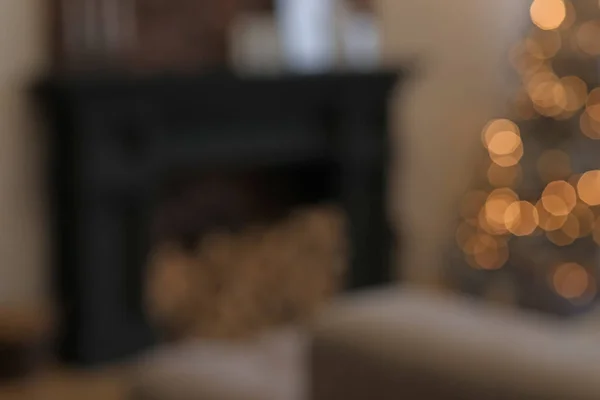 Interior de la sala de estar decorada para la celebración de Navidad, vista borrosa —  Fotos de Stock