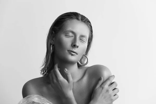 Ritratto in bianco e nero di bella donna con trucco creativo su sfondo chiaro — Foto Stock