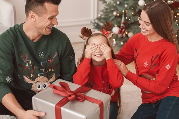 Pais dando presente de Natal para sua filha em casa — Fotografia de Stock