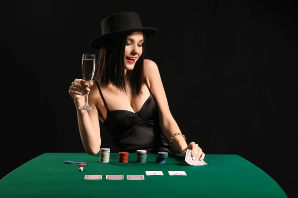Žena pokerový hráč u stolu v kasinu — Stock fotografie