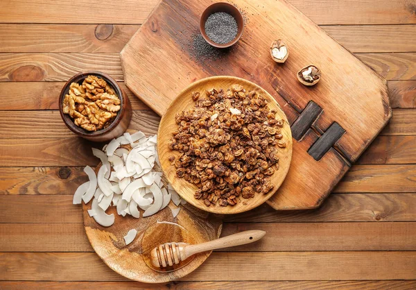 Chutná granola s kokosem, medem a ořechy na dřevěném stole — Stock fotografie