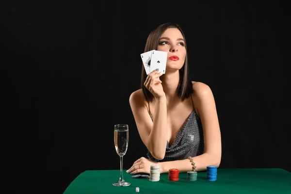 Žena pokerový hráč u stolu v kasinu — Stock fotografie