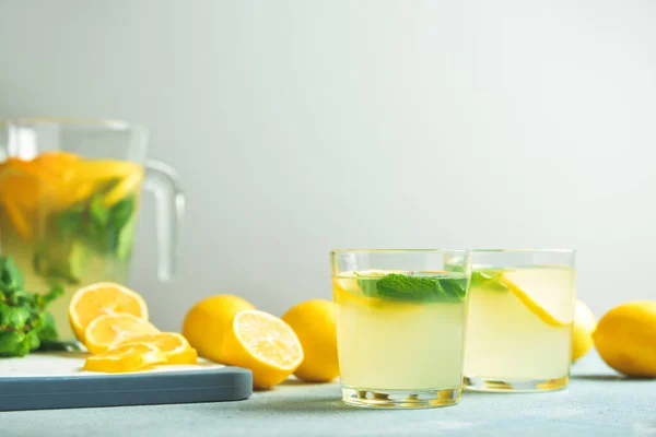 Стаканы свежего лимонада на столе — стоковое фото