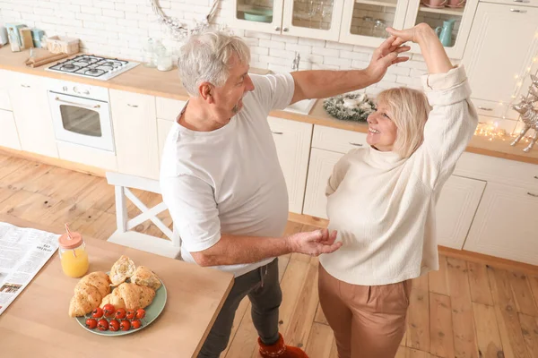 Feliz pareja madura bailando en la cocina —  Fotos de Stock