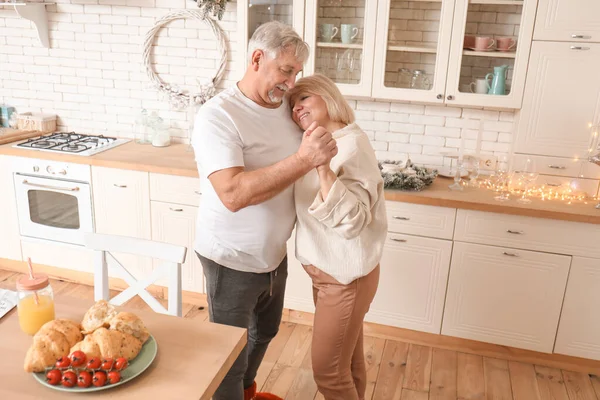 Feliz casal maduro dançando na cozinha — Fotografia de Stock