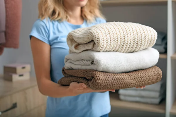 Kvinna med hög med rena kläder hemma, närbild — Stockfoto