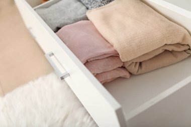 Soyunma odasında temiz giysilerle dolu bir çekmece.