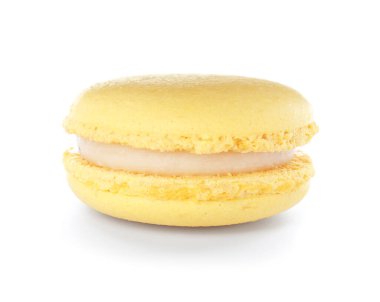 Beyaz zemin üzerine lezzetli macaron