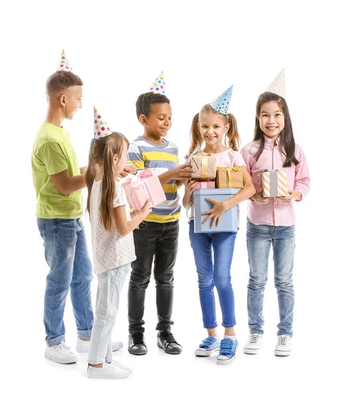 Niñas saludando niña con regalos de cumpleaños sobre fondo blanco — Foto de Stock