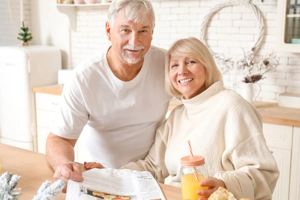 Feliz pareja madura desayunando en la cocina —  Fotos de Stock