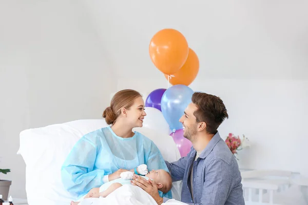 Ung familj med nyfött barn på förlossningssjukhus — Stockfoto