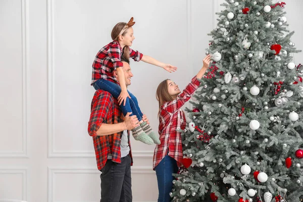 Família feliz decoração árvore de Natal em casa — Fotografia de Stock