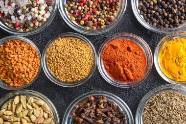 Masada bir sürü farklı baharat var.