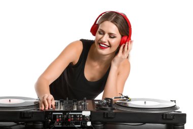 Kadın Dj beyaz arka planda müzik çalma