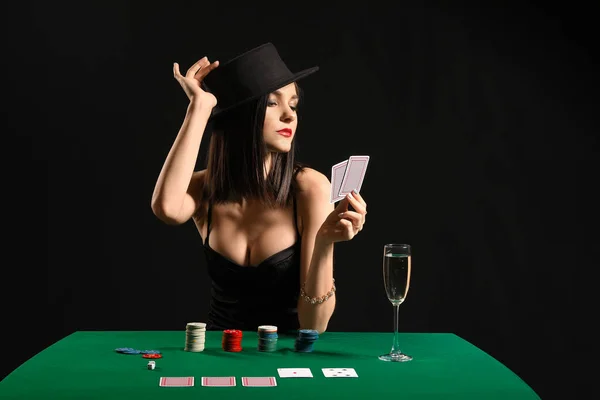 Jogadora de pôquer feminina à mesa no cassino — Fotografia de Stock