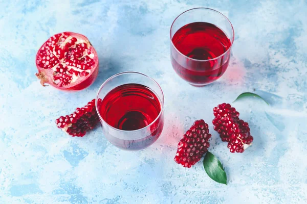 Óculos de suco de romã saboroso na mesa — Fotografia de Stock