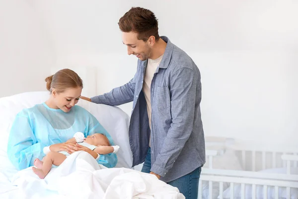 Doğum hastanesinde yeni doğmuş bebekleri olan genç bir aile — Stok fotoğraf