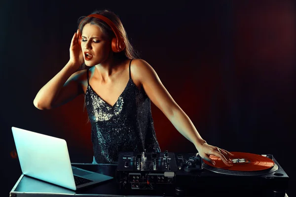 Female dj playing music in nightclub — Stock Photo, Image