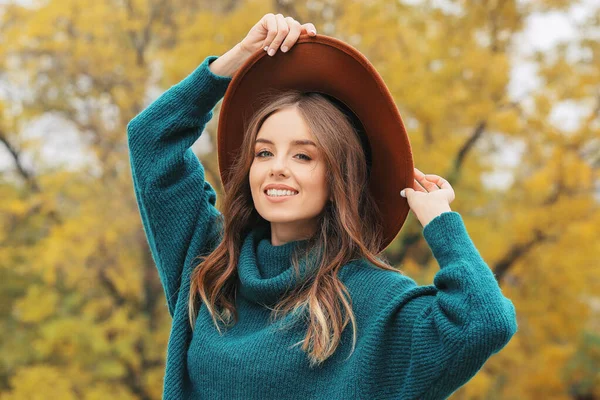 Portrait of stylish young woman in autumn park — Stock Photo, Image