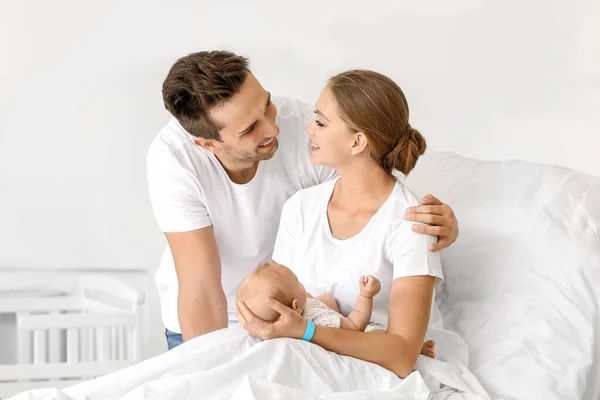 Young family with newborn baby in maternity hospital — ストック写真