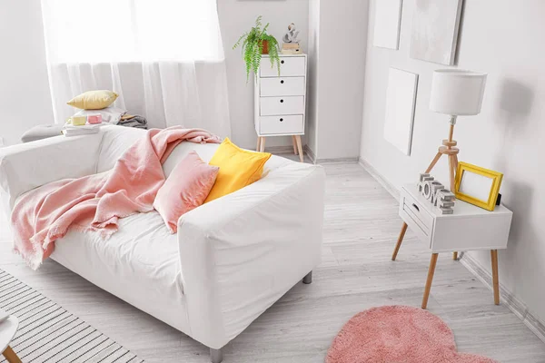 Elegante interno del soggiorno con comodo divano — Foto Stock