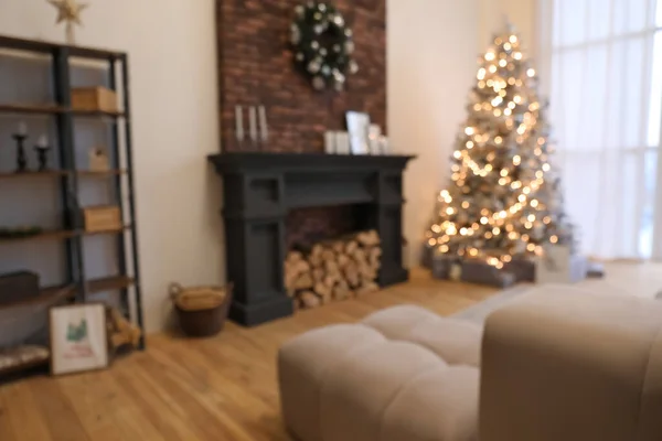 Interior da sala de estar decorado para a celebração de Natal, vista turva — Fotografia de Stock