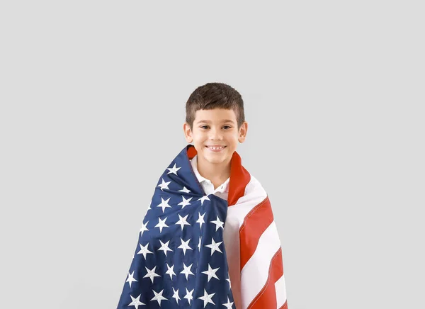Niño pequeño con bandera de Estados Unidos sobre fondo claro. Celebración del Día de Memorial — Foto de Stock