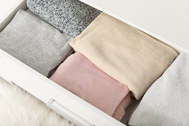 Soyunma odasında temiz giysilerle dolu bir çekmece.