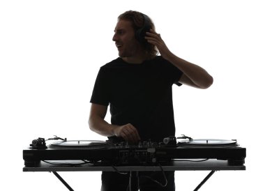 Erkek Dj beyaz arka plan üzerinde müzik silüeti