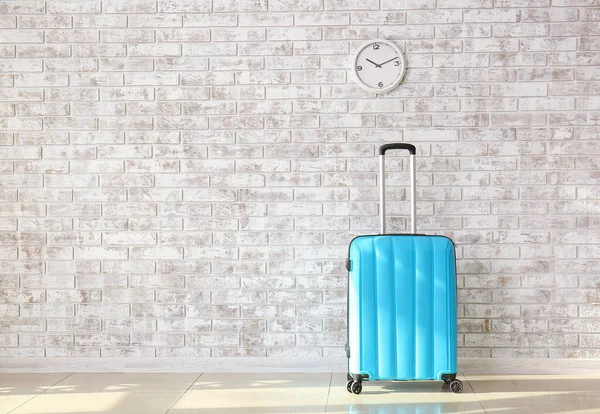 レンガの壁の近くのスーツケース旅行のコンセプト — ストック写真
