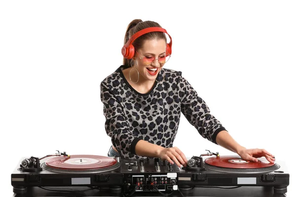 Женщина DJ играет музыку на белом фоне — стоковое фото