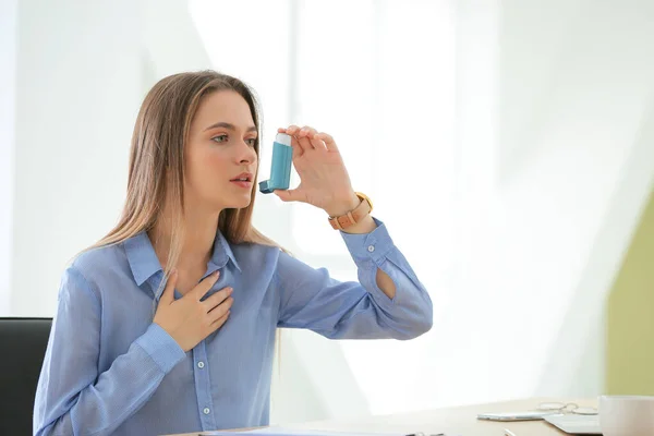 Ofiste saldırı astım inhaler ile genç kadın — Stok fotoğraf