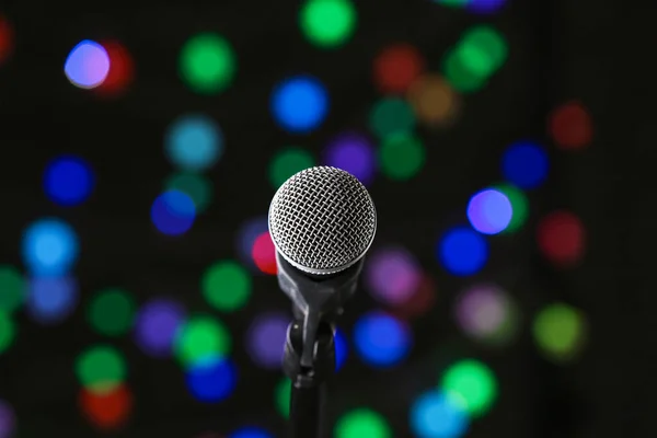 Microphone on dark background with defocused lights — Stock Photo, Image