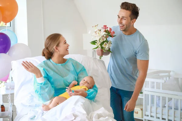 Padre joven saludando a su esposa en el hospital de maternidad —  Fotos de Stock