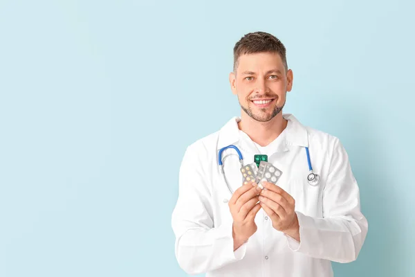 Доктор з медициною на кольоровому фоні — стокове фото