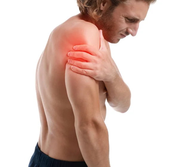 Mladý muž trpí bolestí v rameni na bílém pozadí — Stock fotografie