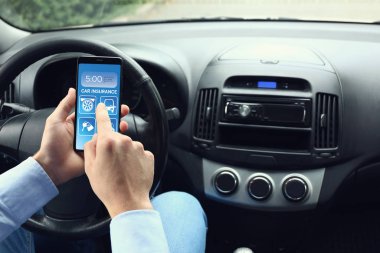 Otomatik olarak araba sigortası uygulaması kullanan cep telefonu olan sürücü