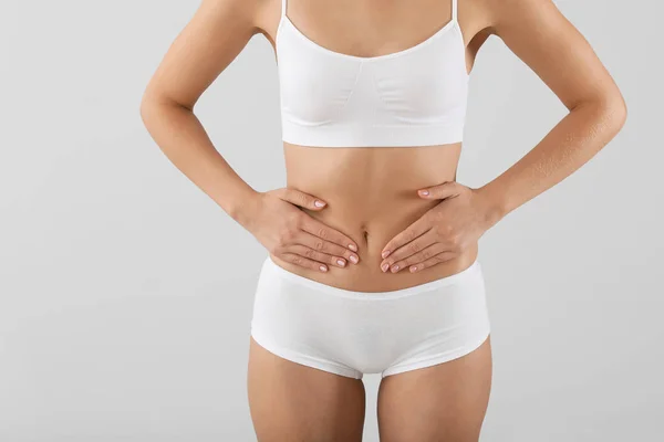 Mujer joven sobre fondo gris, primer plano. Concepto ginecológico — Foto de Stock