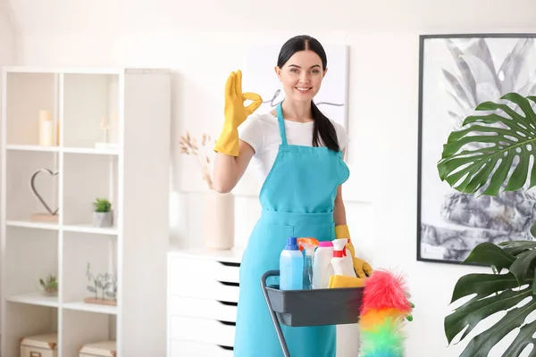 Petugas kebersihan wanita dengan peralatan pembersih di kamar — Stok Foto